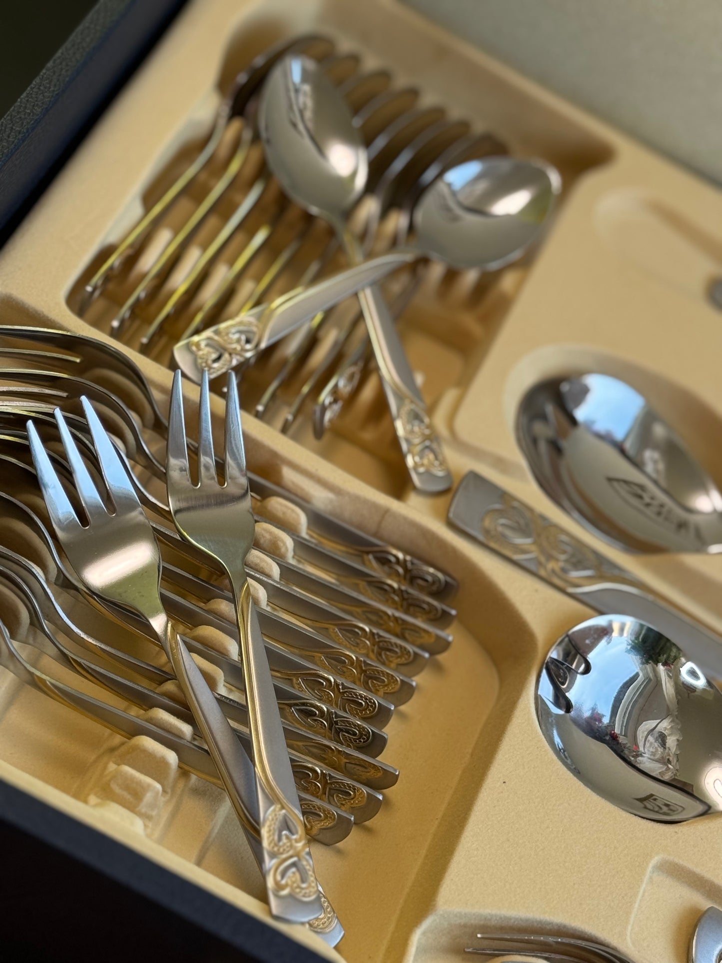 Set Tacâmuri Premium 72 Piese din Oțel Inoxidabil 18/10 – 12 Persoane, Argintiu & Auriu, cu Koffer