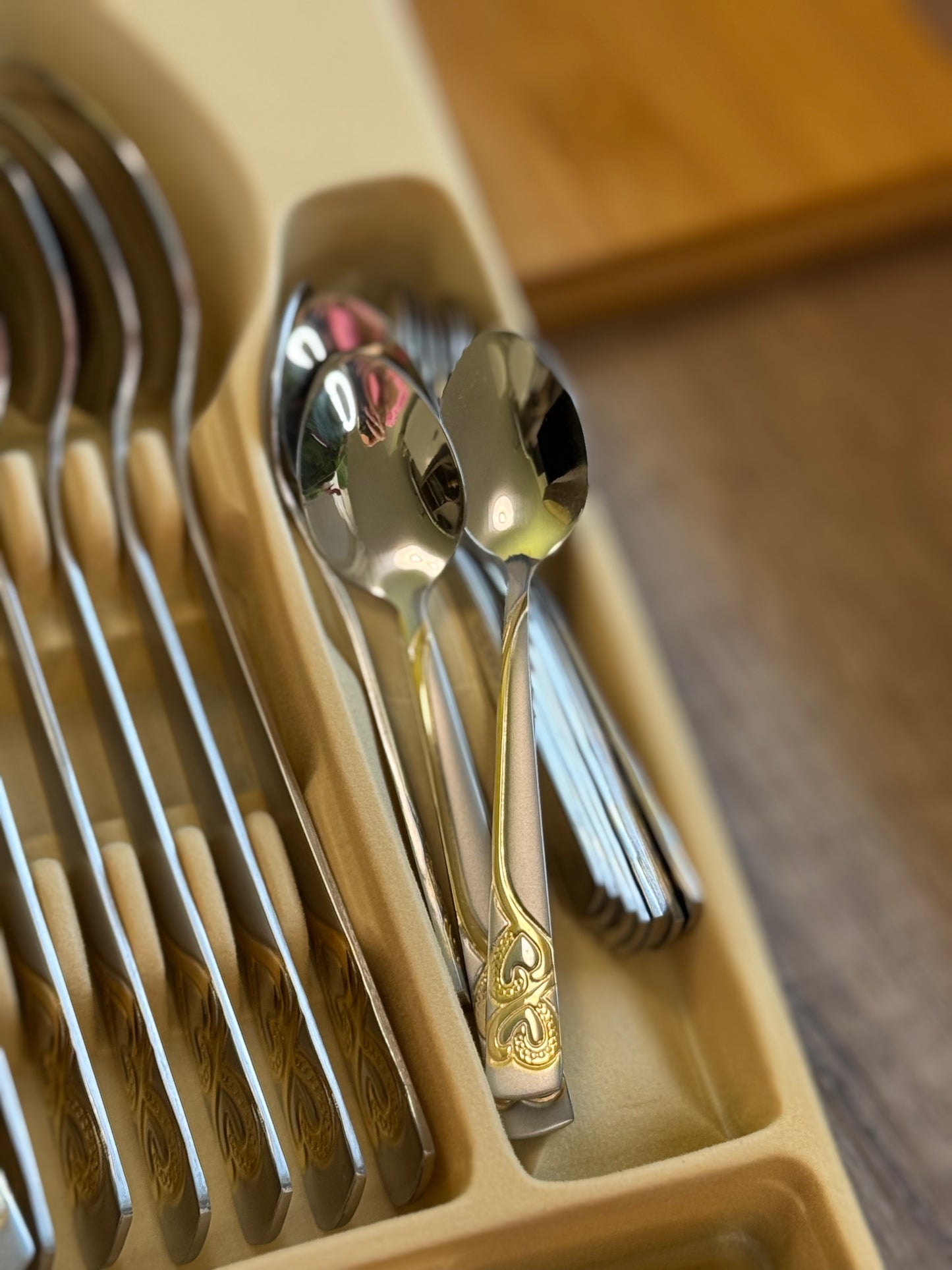 Set Tacâmuri Premium 72 Piese din Oțel Inoxidabil 18/10 – 12 Persoane, Argintiu & Auriu, cu Koffer