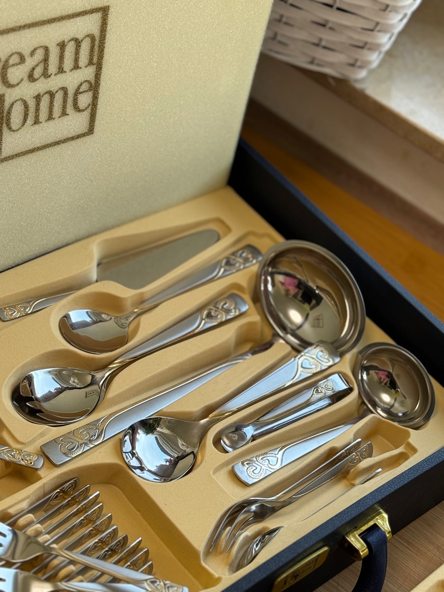 Set Tacâmuri Premium 72 Piese din Oțel Inoxidabil 18/10 – 12 Persoane, Argintiu & Auriu, cu Koffer