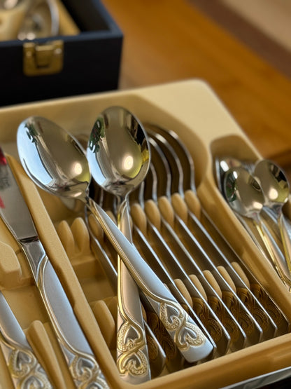 Set Tacâmuri Premium 72 Piese din Oțel Inoxidabil 18/10 – 12 Persoane, Argintiu & Auriu, cu Koffer