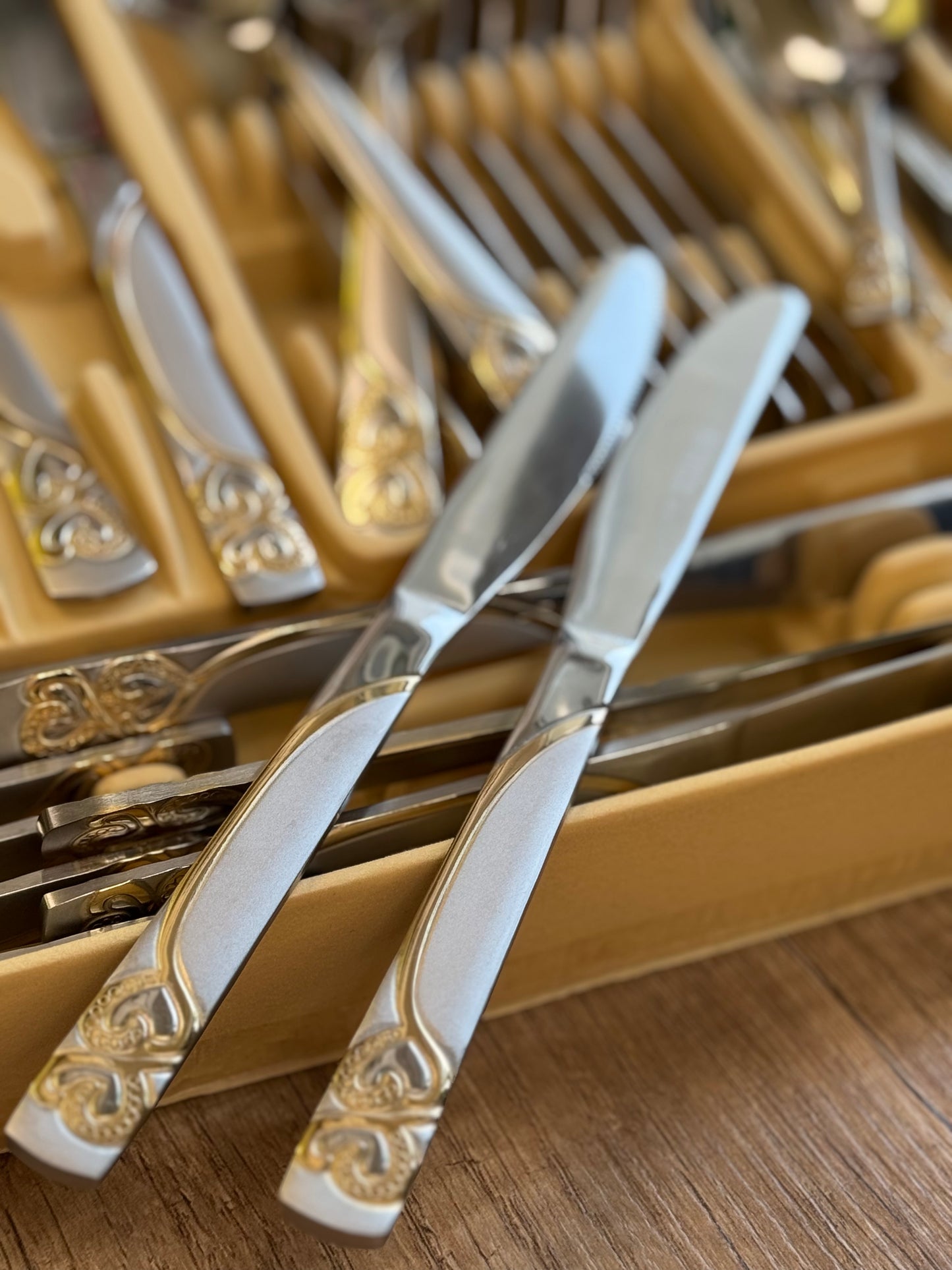 Set Tacâmuri Premium 72 Piese din Oțel Inoxidabil 18/10 – 12 Persoane, Argintiu & Auriu, cu Koffer